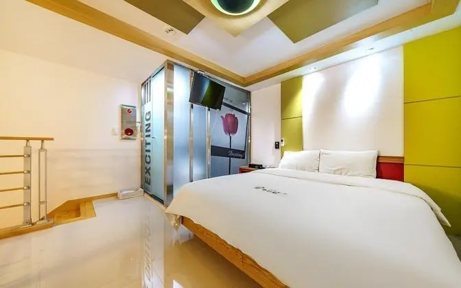 Oda (Standard (hotel-style bedding Netflix)