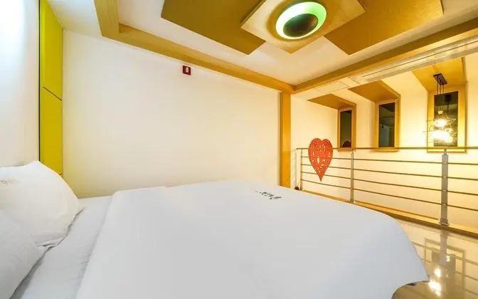 Oda (Standard (hotel-style bedding Netflix)
