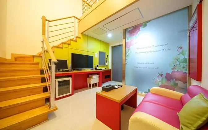 Oda (Standard (hotel-style bedding Netflix)