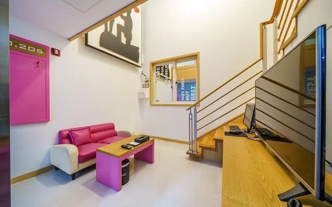 Oda (Standard (hotel-style bedding Netflix)