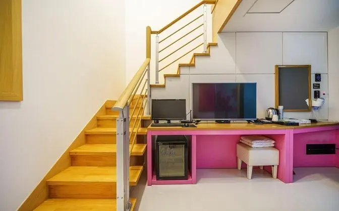 Oda (Standard (hotel-style bedding Netflix)