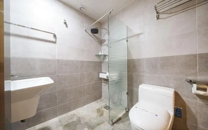 Oda (Standard (hotel-style bedding Netflix)