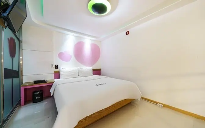 Oda (Standard (hotel-style bedding Netflix)