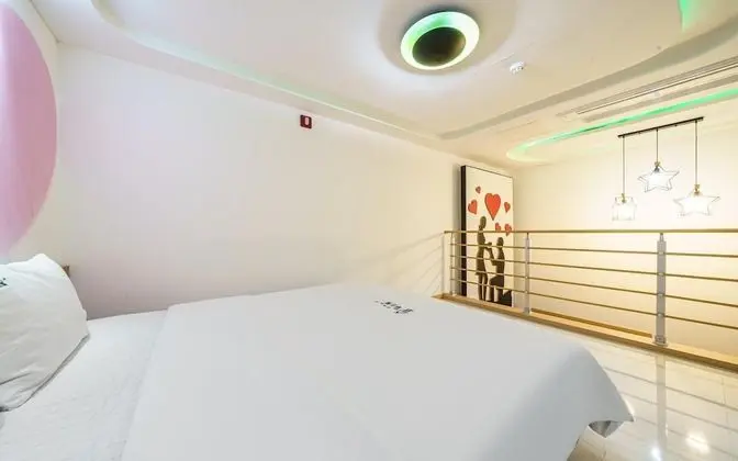 Oda (Standard (hotel-style bedding Netflix)