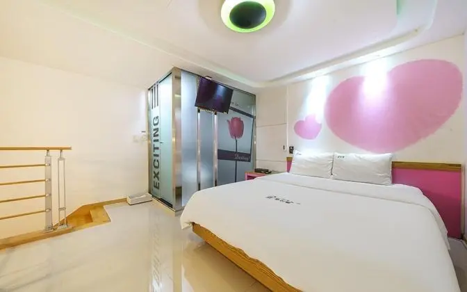 Oda (Standard (hotel-style bedding Netflix)