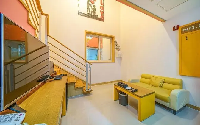 Oda (Standard (hotel-style bedding Netflix)