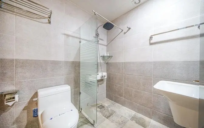 Oda (Standard (hotel-style bedding Netflix)