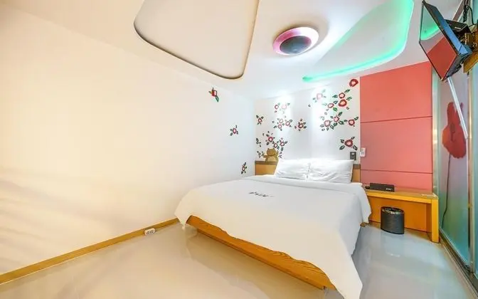 Oda (Standard (hotel-style bedding Netflix)