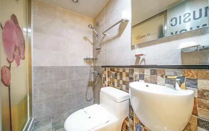 Oda (Standard (hotel-style bedding Netflix)