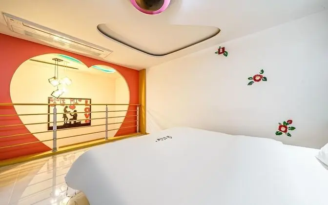 Oda (Standard (hotel-style bedding Netflix)