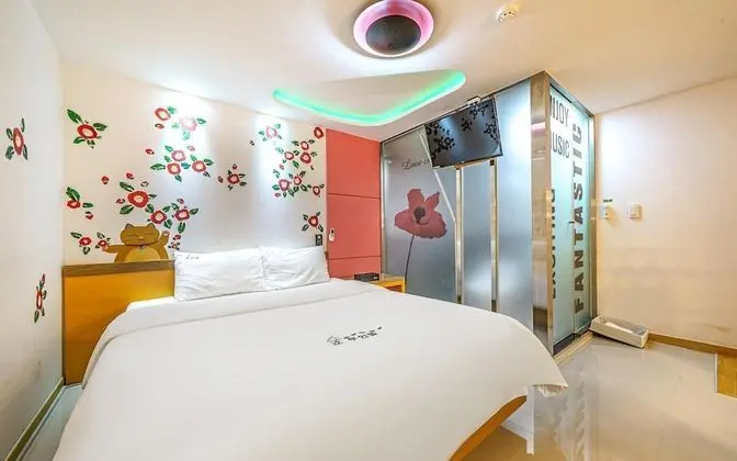 Oda (Standard (hotel-style bedding Netflix)