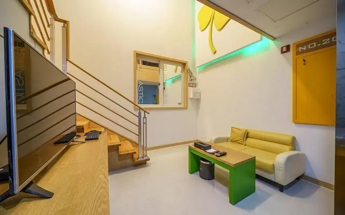 Oda (Standard (hotel-style bedding Netflix)