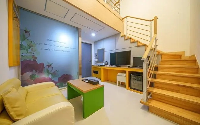 Oda (Standard (hotel-style bedding Netflix)