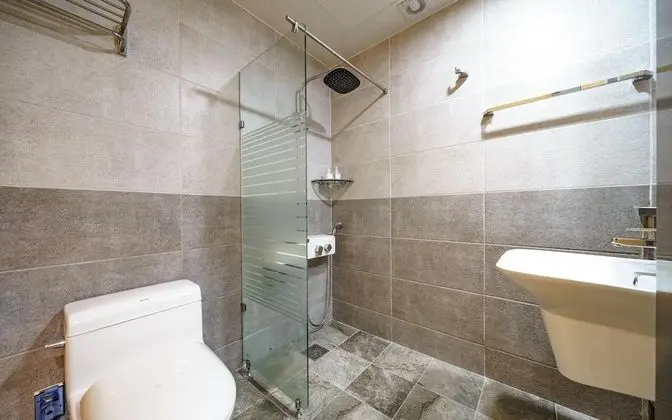 Oda (Standard (hotel-style bedding Netflix)