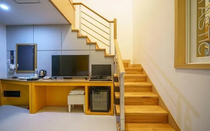 Oda (Standard (hotel-style bedding Netflix)