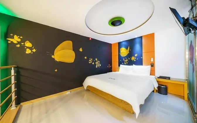 Oda (Standard (hotel-style bedding Netflix)