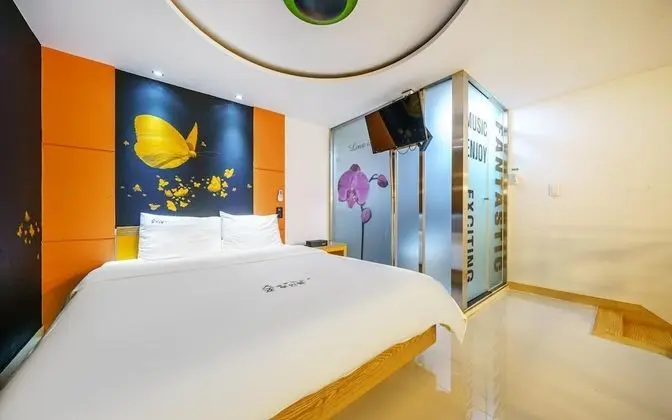 Oda (Standard (hotel-style bedding Netflix)