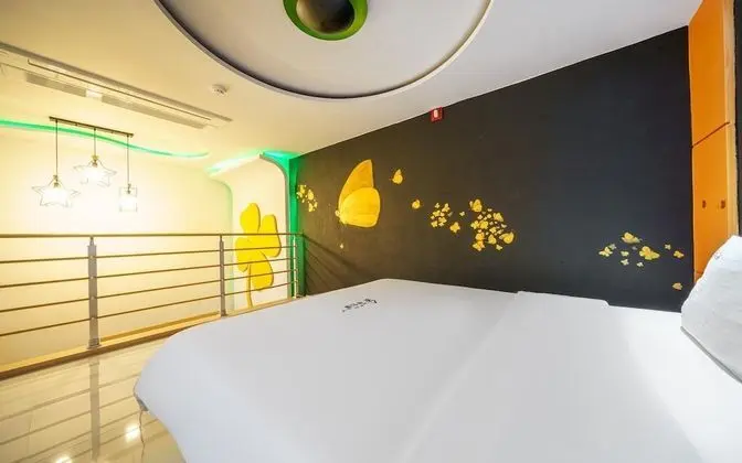 Oda (Standard (hotel-style bedding Netflix)