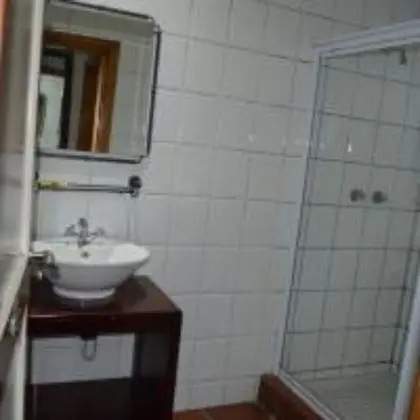 Üç Kişilik Oda (Upstairs)
