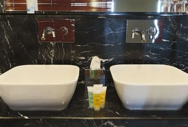 Bathroom sink