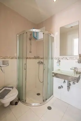 Classic Tek Büyük veya İki Ayrı Yataklı Oda, Kısmi Deniz Manzaralı