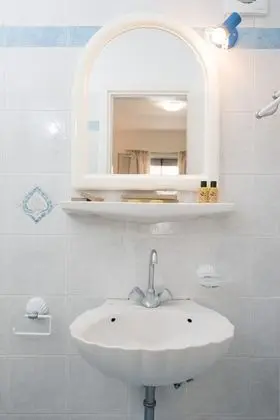 Classic Tek Büyük Yataklı Oda, 1 Büyük (Queen) Boy Yatak, Şehir Manzaralı (Semi-basement)