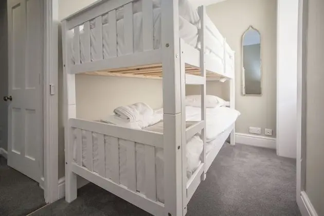 Sıra Ev, 4 Yatak Odası (Sleeps 15)