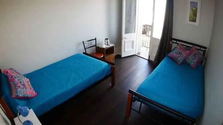 İki Ayrı Yataklı Oda, Ortak Banyo