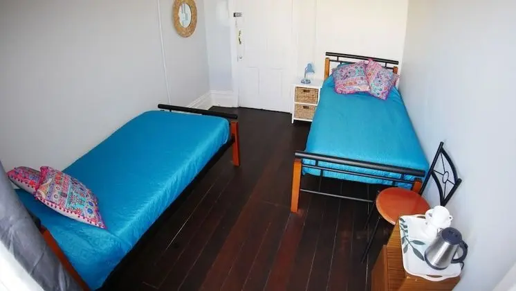 İki Ayrı Yataklı Oda, Ortak Banyo