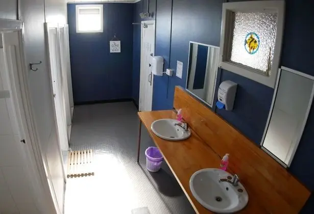 İki Ayrı Yataklı Oda, Ortak Banyo