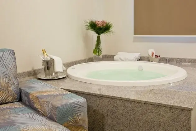 Süit, Sıcak Su Küveti (Master)