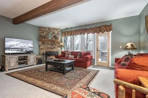 Sıra Ev, Şömine, Dağ Manzaralı