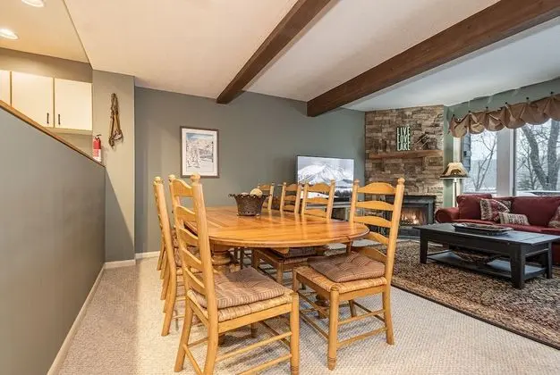 Sıra Ev, Şömine, Dağ Manzaralı