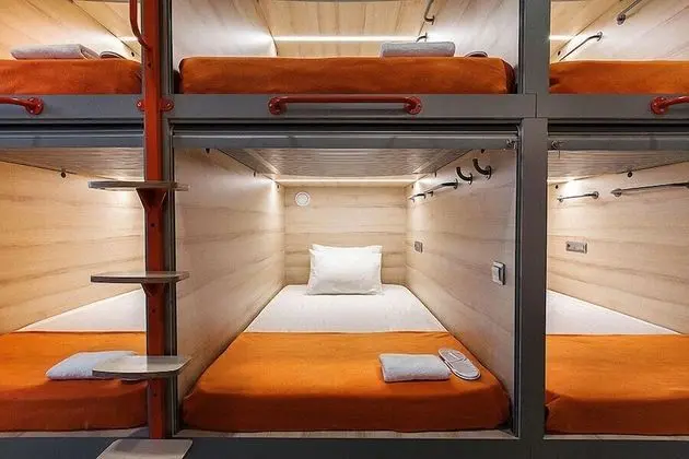 Upper Single Capsule 12-hour accommodation