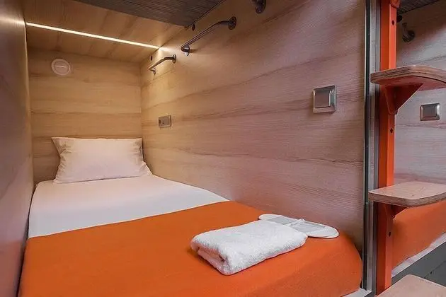 Upper Single Capsule 12-hour accommodation