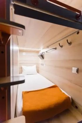 Upper Single Capsule 12-hour accommodation