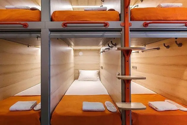 Upper Single Capsule 24-hour accommodation
