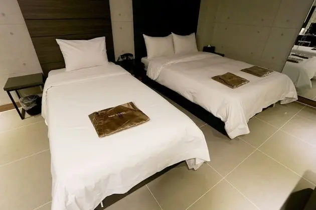 Oda (Twin (TV Netflix Available Queen bed )