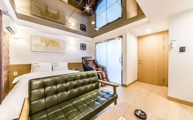 Oda (Special room (massage room Netflix av)