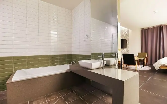 Oda (Vintage B (available on Netflix))