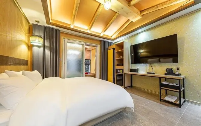 Oda (VIP bench (installing couple gaming p)