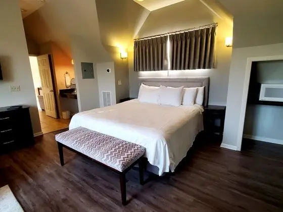 Suite (King Suite)