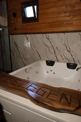 Jakuzili Bungalow ,    , Isıtmalı Özel Havuzlu