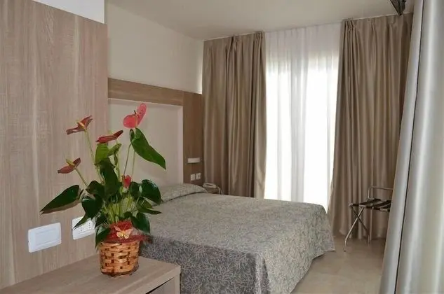 Üç Kişilik Oda