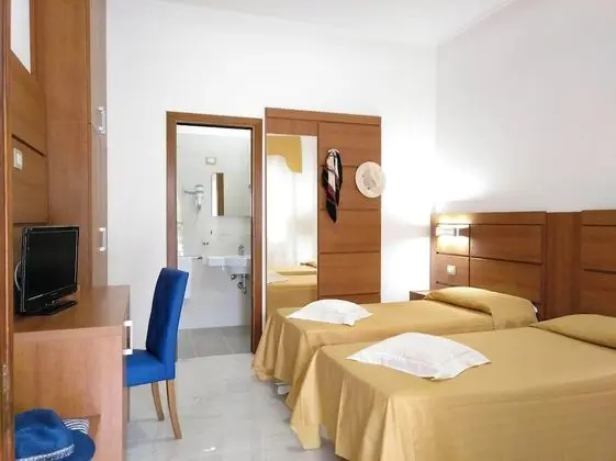 Tek Büyük veya İki Ayrı Yataklı Oda (External)