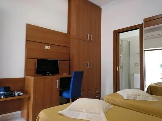 Tek Büyük veya İki Ayrı Yataklı Oda (External)