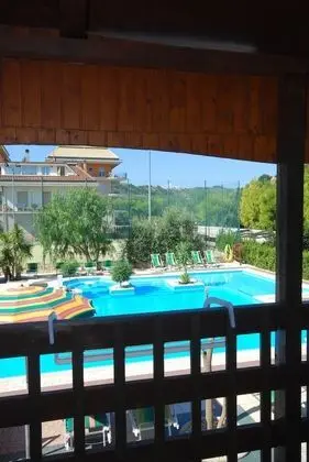 Comfort Tek Büyük Yataklı Oda, Havuz Manzaralı