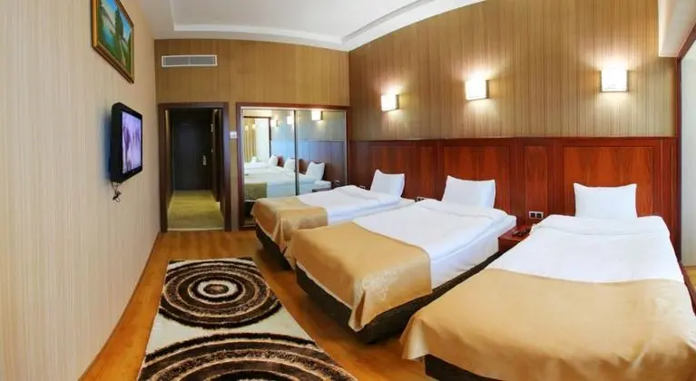 Triple, Sokak Manzaralı
