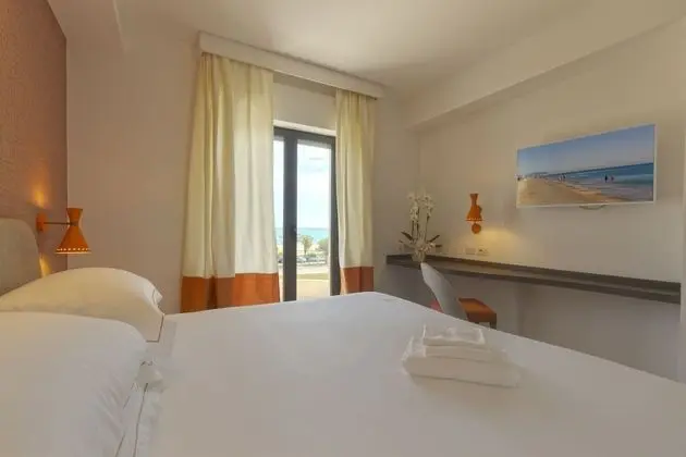 Tek Büyük veya İki Ayrı Yataklı Oda, Sigara İçilmez, Şehir Manzaralı