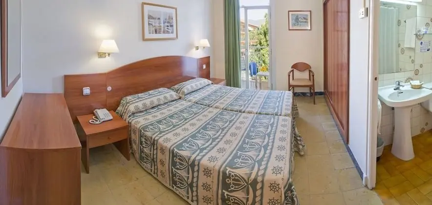 Tek Büyük veya İki Ayrı Yataklı Oda, Balkon